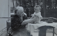 Anna Vyoralová s babičkou v Káraném