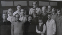 Jaroslav Novák (nejvyšší uprostřed) s kolegy, asi 1975