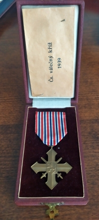 Vojenské vyznamenání Československý válečný kříž 1939, které udělil Josefě Bautzové prezident Edvard Beneš