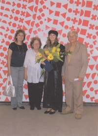 Zleva dcera Naděžda, Marie Janštová, vnučka Radka, promoce, Olomouc, cca 2015