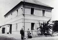 Father Václav Ženíšek, mother Marie Ženíšková (in the window), and cook R. Dvořáková at the farm, house no. 92 (8), 1936