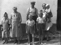 Alois Edr (nejmenší dítě v náručí matky) s rodiči a staršími bratry / 1942
