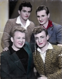 Alois Edr (vpravo dole) se spolužáky z hornického učiliště / Karviná / kolem roku 1957