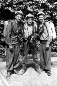 Alois Edr (uprostřed) s kolegy báňskými záchranáři / Karviná / kolem roku 1965