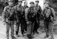 Alois Edr (úplně vpravo) s kolegy z báňské záchranné služby / Karviná / 80. léta