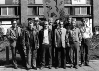 Alois Edr (dole uprostřed v bílé rozhalence) s báňskými záchranáři / kolem roku 1990