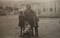 Eliane (vpravo) ve Francii, teta Jolanda, strýc Gustav (vlevo), bratr Josef (dole), kolem roku 1943
