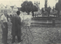Prastrýc pamětnice malíř František Mořic Nágl při tvorbě na náměstí v Telči. Poslední foto před transportem do Terezína
