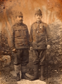 Vpravo Jindřich (Heinrich) Matura jako 16letý při odvodu do první světové války. Narodil se 12. ledna 1897 v Lužci (tehdy Mildeneichen), zemřel v roce 1949 v NDR