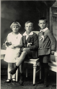 Helenka s bratranci Wolfgangem a Sigfriedem Rosenbergovými, 1928