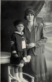 Helenka s tetou Marií Rosenbergovou, cca 1927