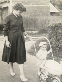 S prvorozeným synem Jaroslavem, jaro 1962