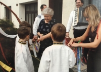 Velikonoce v Nivnici, pamětnice a koledující chlapci folklorního souboru Nivnička, asi 2010