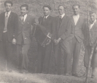 Viliam druhý zleva s kamarády, 1965