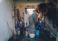 Nalezený pomník TGM u Marie Vaculíkové (vpravo) v garáži, vlevo autor Antonín Chromek