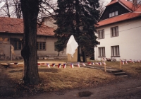 Zahalený pomník TGM v Liptále, 11. března 1990
