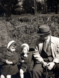 Jaroslav Vokatý se synem Vladimírem (vlevo) a dcerou Hanou v roce 1941