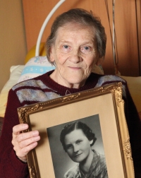 Sestra Miloslava Dohnalíková (drží portrét své maminky Libuše), Domov sv. Kříže Kroměříž, 2022