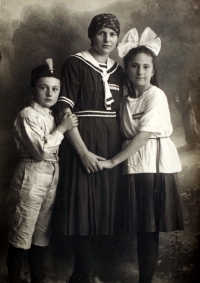 Babička J. Černé (uprostřed) jako osmnáctiletá