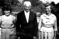 Matka Jaroslava Nováka Marie s dědečkem a tetou Vlastou 