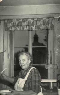 Matka Anna Plachtová jako kuchařka, cca 50. léta 20. století