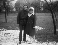 Jaroslav Novák s manželkou na zahradě domu v Popkovicích, 70. léta 20. století