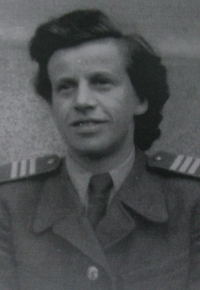 Božena Saláková v uniformě Veřejné bezpečnosti v hodnosti seržant, cca. 1955–1957