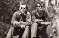 Pavol Hurajt (vlevo) s kolegou pilotem v Jeseníkách, léto 1953