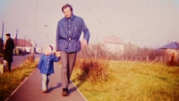 Rodinná procházka ve Studánce, 1977
