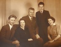Rodina Mánkových, zleva: bratr Josef, matka, otec, Miroslav, bratrova manželka
