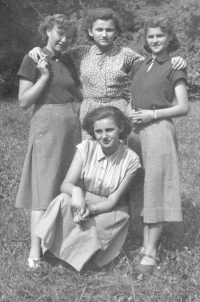 Se spolužačkami z gymnázia v Galantě, začátek 50. let 20. století