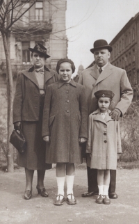 Rodiče s dcerami Margitou a Gabrielou, počátek 40. let 20. století