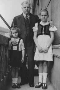 Otec Julius Volcsanyi s dcerami Margitou a Gabrielou, počátek 40. let 20. století