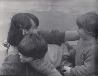 Marie Klimešová se syny Tobiášem a Jáchymem, 1987