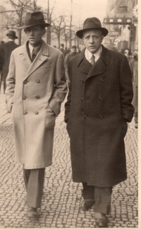 Gustav Nosek, stvořitel Hurvínka, vpravo