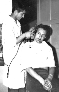Jaroslav Novák v roce 1967 u holiče při úpravě vlasů na vojenský střih, vyžadovaný před narukováním do kasáren Československé lidové armády