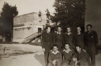 Strýc Arnold (druhý zprava nahoře) v zahraniční armádě s kolegou Potáčkem (dole uprostřed), kolem 1944