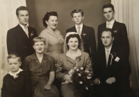 Svatba strýce Josefa, Eliane s manželem a synem vlevo, uprostřed nahoře matka Anna, 1961