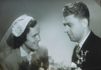 Svatební fotografie Aloise a Zdenky Matějů z listopadu 1956
