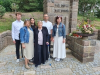 Three generations of descendants came to light a candle at the execution site at Zámeček (Pardubice), where their ancestor Jaroslav Vokatý was executed 80 years ago 
