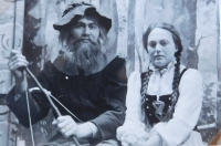 Vlevo Alois Matěj v ochotnickém divadle v Bartoňově ve hře Tvrdohlavá žena