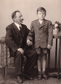 Se svým dědou Karlem Václavem Trnkou, kolem roku 1944