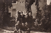 S prarodiči, matkou a americkými vojáky, Strašín, 1945