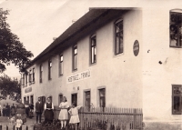 Děda pamětníka K. V. Trnka s manželkou Anežkou a dcerami před hostincem ve Strašíně, 30. léta 
