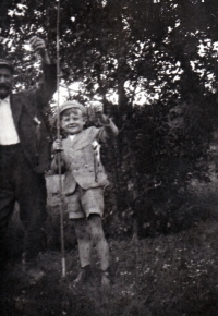S dědou Karlem Václavem Trnkou, kolem roku 1945