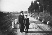 Se svým dědou, Šumava, 1945