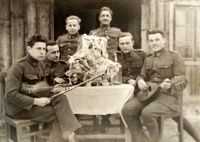 Dědeček Jany Černé z matčiny strany (druhý zleva) jako voják během první světové války