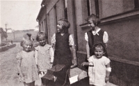 Dětství v ulici, Eva Kocmanová vpravo dole