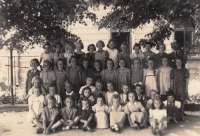 Druhá třída obecné školy v Holicích, pamětnice v druhé řadě, stojící druhá zprava, 1941
