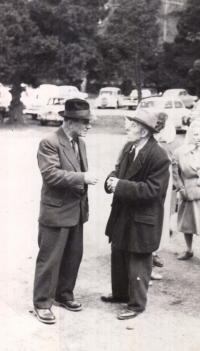 Manželův otec (vpravo) po návratu z vězení 